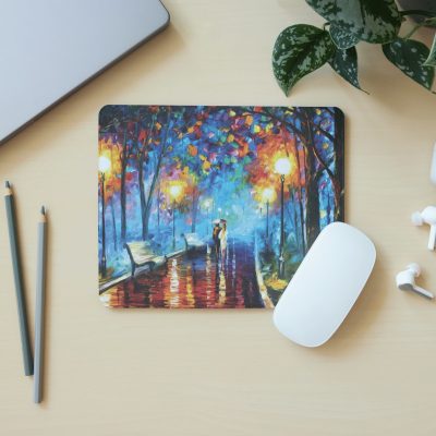 🎨 Romantik Yağmurlu Yürüyüş Sanat Temalı Kare Mouse Pad – Renkli Yağlı Boya Görünümlü Fare Altlığı